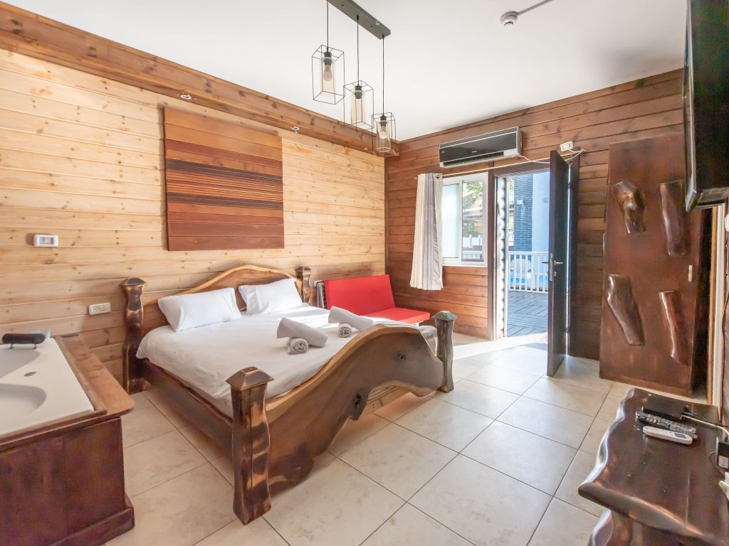 בקתות הזהב מול הכנרת