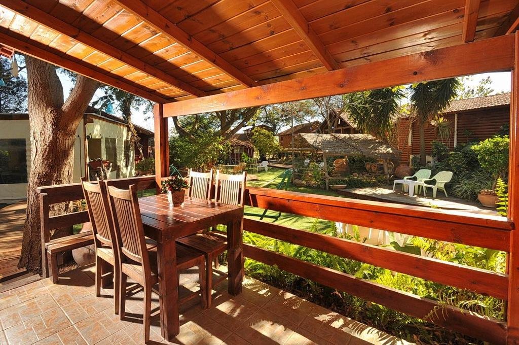 איתן בקתות עץ