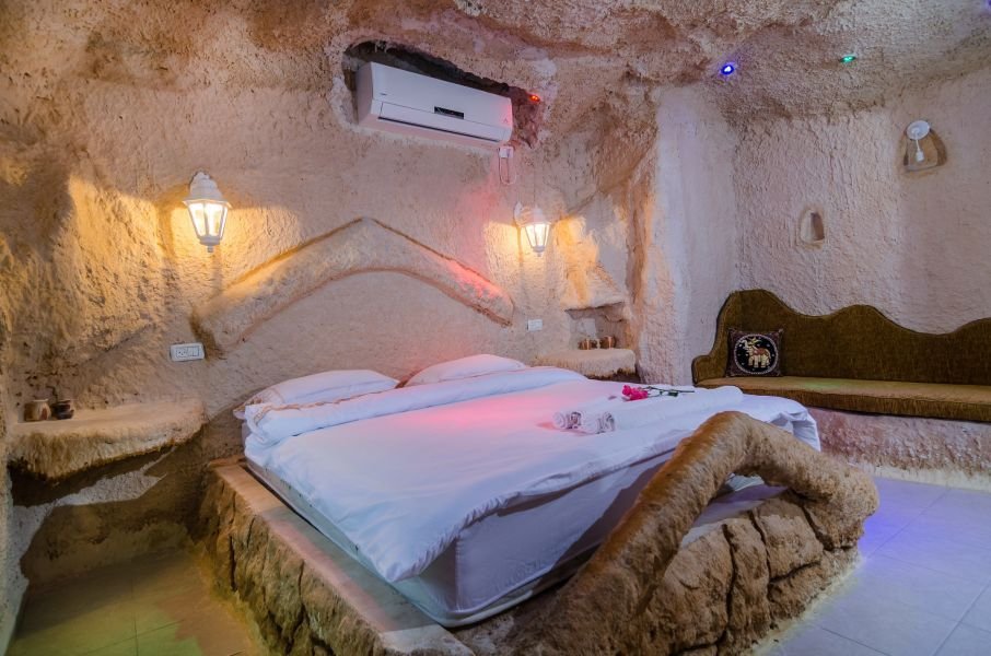 מערת קיסר על המים